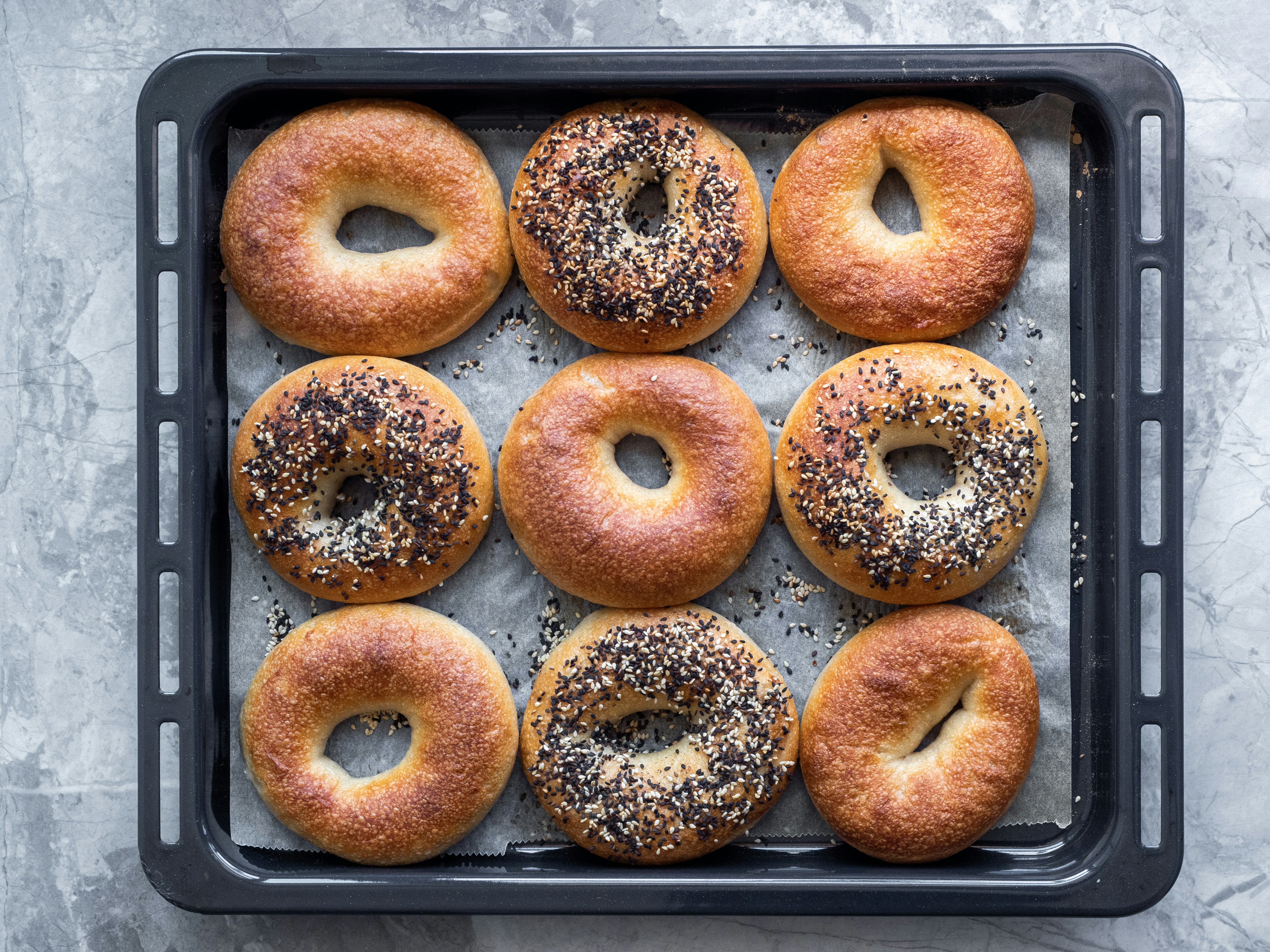 A tray full of freshly baked bagels.